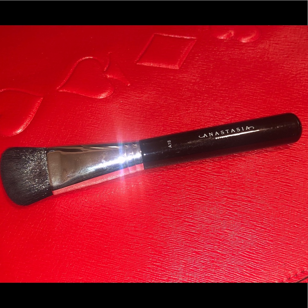 Anastasia Angled Chiseler Brush